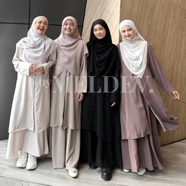 5870f8fd-f33a-4b26-9010-2ee031129f46-1.jpg ByMeldev Selaras Anti UV Melayu Set Tunik Rok