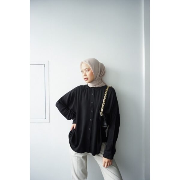68d40d39-f8da-469a-805a-c5291d7fd908-1.jpg Kemeja Basic Oversized Rayon Crinkle Busui dan Bumil Friendly