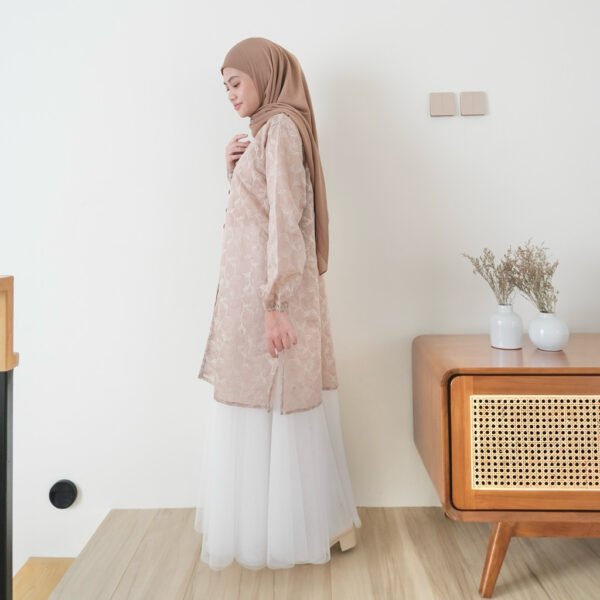 a5acbfd6-f3ef-4324-9595-cd740fbd02b3.jpg ByMeldev Nadine Melayu Tunik