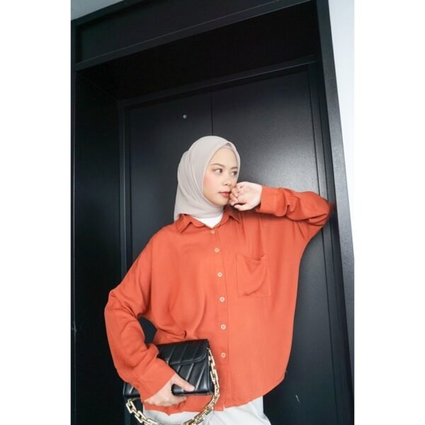 ac702152-1709-4aef-81a3-c1f24731e126-1.jpg Kemeja Basic Oversized Rayon Crinkle Busui dan Bumil Friendly