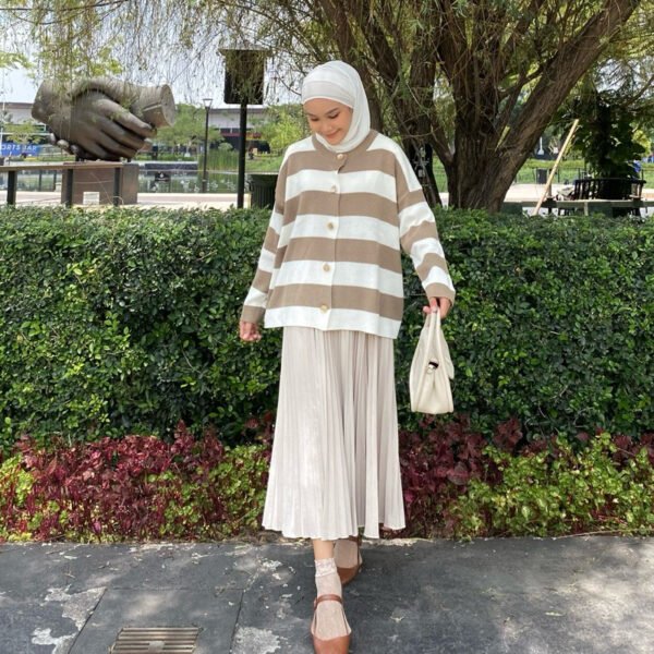 d56d7203-b847-49e4-b01e-e6ebc98ba9cd.jpg ByMeldev Big Stripes Knit Top Cardigan