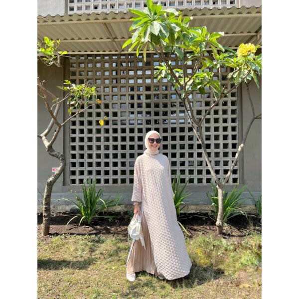 efde37e5-6fc5-4214-abbf-659c4a817f35-1.jpg ByMeldev Bubble Slit Dress Busui Nonbusui