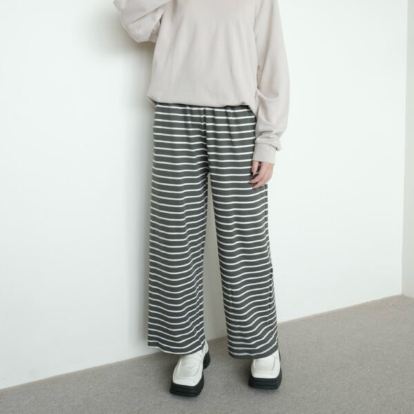 3ae75b8f-868e-4bb2-b3c8-bc35a1174547.jpg ByMeldev Basic Stripes Cullote Celana Knit Rumahan