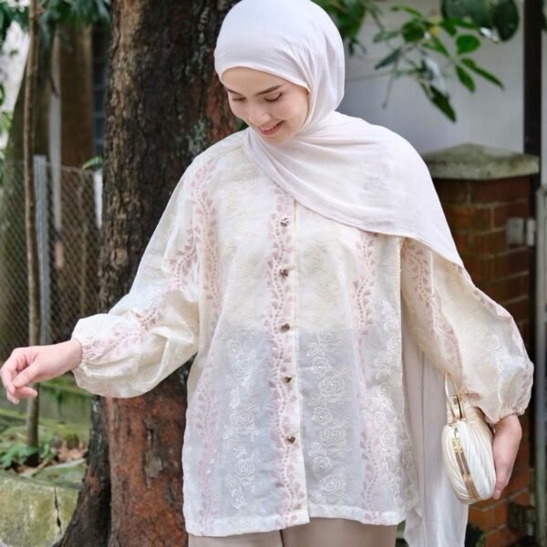 fb4162d03cf84a848ebd668071ddfca6tplv-aphluv4xwc-origin-jpeg.jpeg ByMeldev Heart Embroidery Blouse