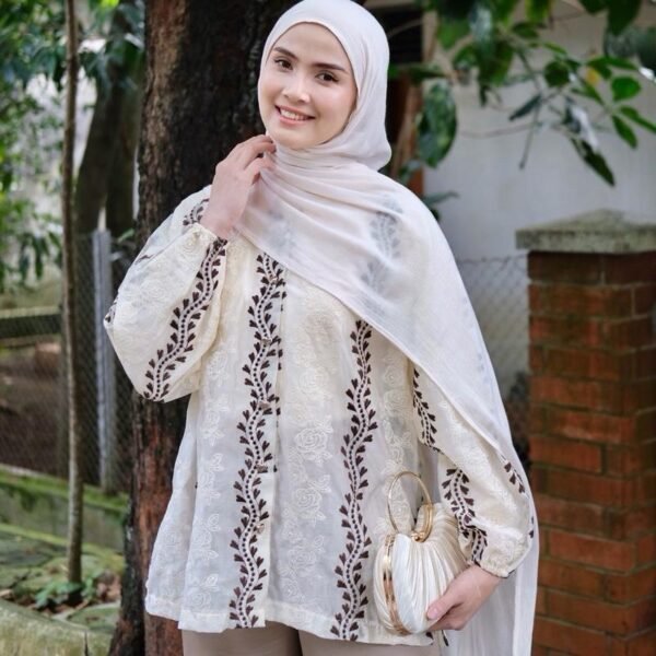 fc14747579e54965b8df9375c5836f48tplv-aphluv4xwc-origin-jpeg.jpeg ByMeldev Heart Embroidery Blouse